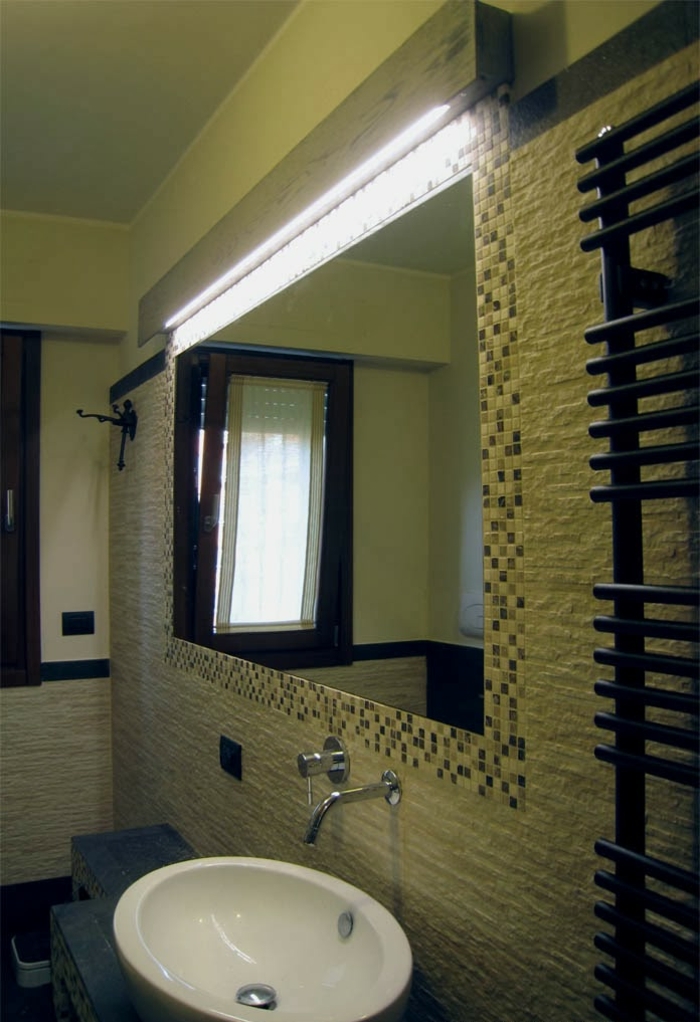 led-indirekte-beleuchtung-für-baedzimmer-ziegel-über-waschbecken