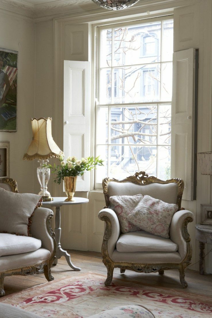 luxuriöse-Wohnzimmer-Gestaltung-Barock-Sessel-Creme-Farbe-goldener-Rahmen-weißer-Fensterladen