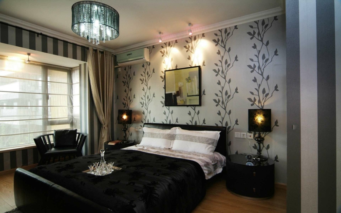 luxuriöses-Schlafzimmer-moderne-Tapeten-Waldmotive-Streifen-graue-Nuancen-Kronleuchter-Kristalle