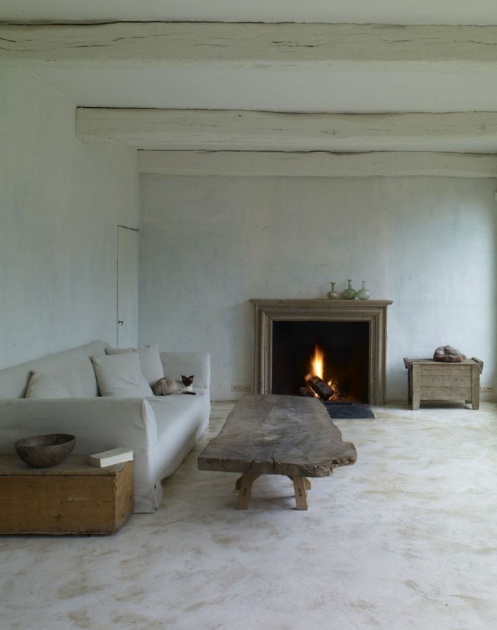 minimalistische-Einrichtung-landhausstil-möbel-Kaffeetisch-weißes-Sofa-Kamin-weiße-Wände