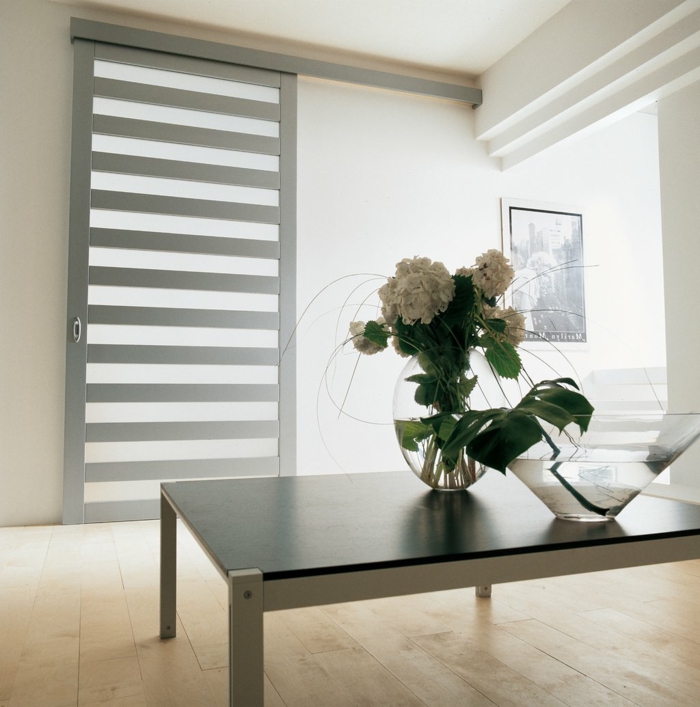 minimalistische-Einrichtung-weiße-Blumen-Tür-modernes-Design-grau-mattes-Glas