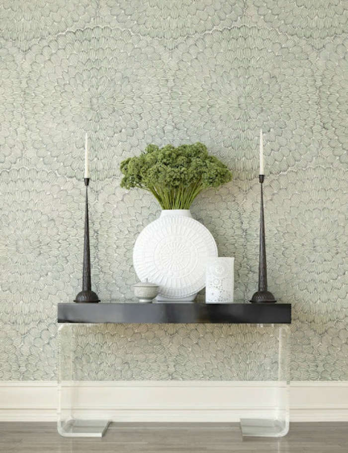 minimalistisches-Interieur-moderne-weiße-Vase-vintage-Kerzenhalter-elegante-Tapeten