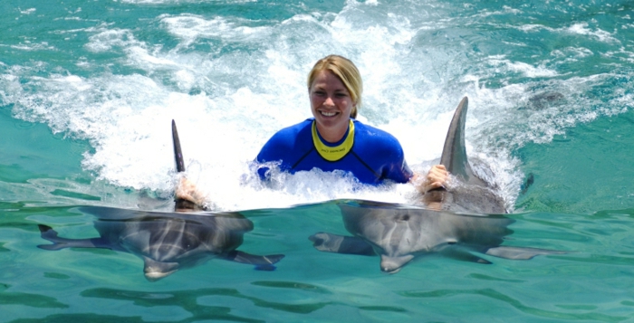 mit-delfinen-schwimmen-ein-mann-ist-glücklich