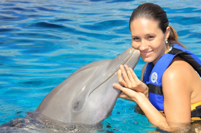mit-delfinen-schwimmen-freundchaft-zwischen-mann-und-tier