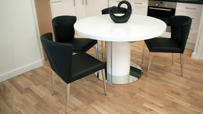 moderne-Möbel-Esstisch-weiß-rund-glänzende-Oberfläche-schwarze-Stühle-Kontrast-moderne-schicke-Vase