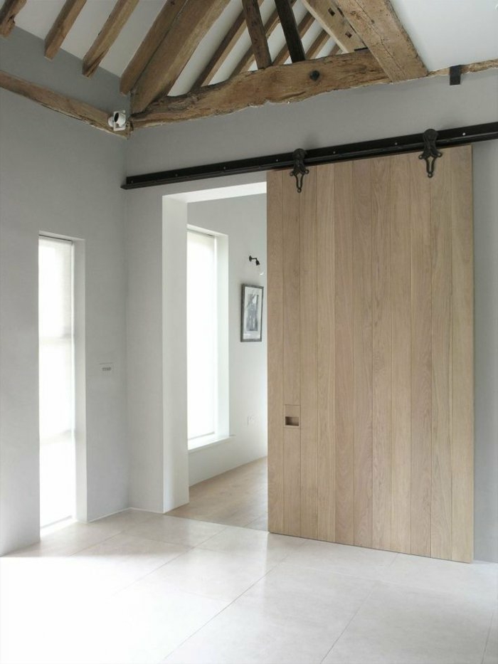 moderne-Wohnung-weißes-Interieur-rustikale-Elemente-hölzerne-Schiebetür