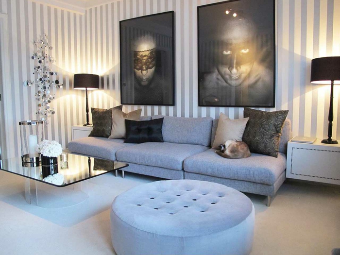 moderne-Wohnzimmer-Gestaltung-graue-Möbel-artistische-Bilder-Tapeten-weiße-graue-Streifen