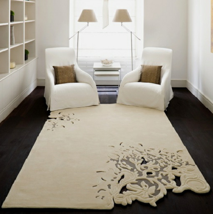 moderne-teppiche-zwei-weiße-sessel