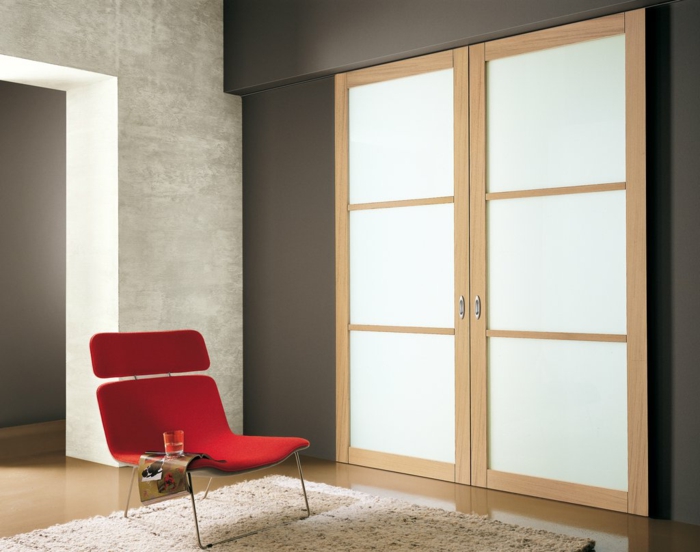 modernes-Interieur-Glastüren-mattes-Glas-flaumiger-Teppich-roter-Designer-Sessel
