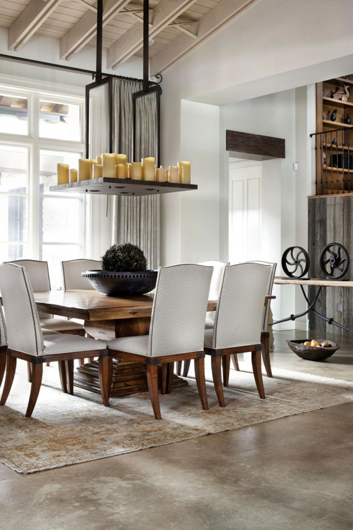 modernes-Interieur-rustikale-Elemente-möbel-landhausstil-Esstisch-stilvolle-Stühle-Textil-viele-Kerzen