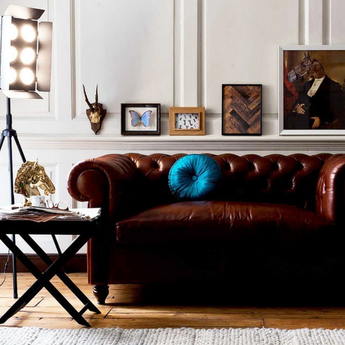 modernes-sofa-und-kissen-in-türkis-farbe