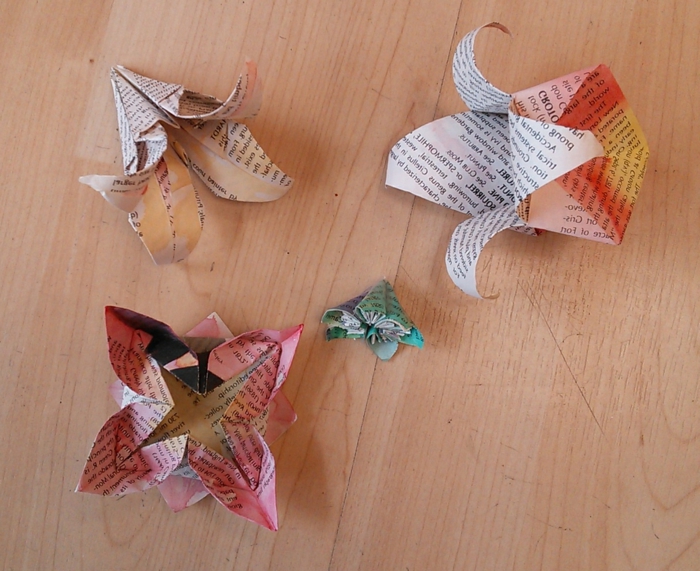 origami-blumen-Zeitung-Papier-handgefärbt