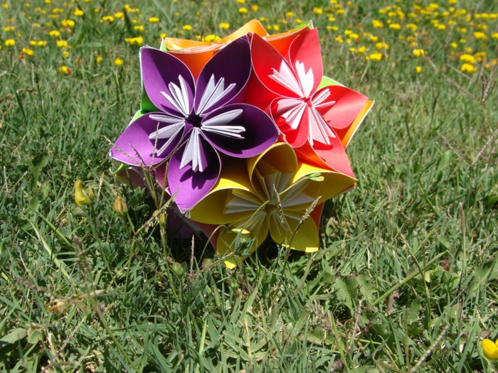 origami-blumen-ball-Wiese-Gras-Sommer-sonniger-Tag
