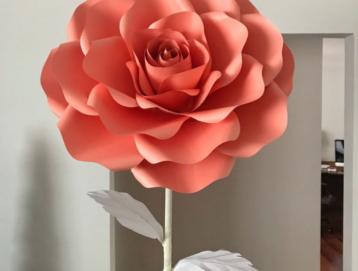 origami rose anleitung eine riesengroße rose im raum