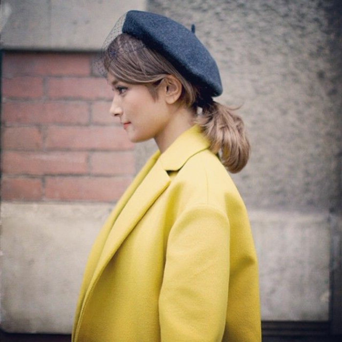 pariser-Schick-Straßenmode-gelber-Mantel-schwarze-französische-Mütze