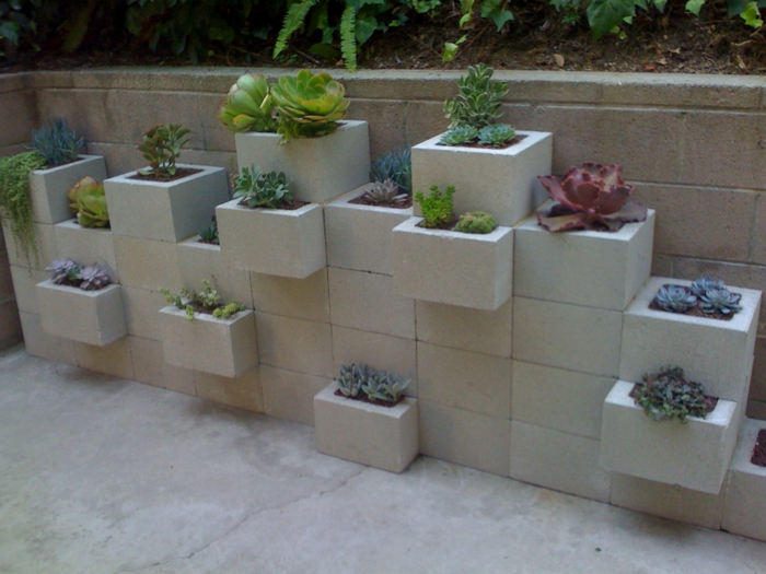 pflanzkübel-aus-beton-wandgestaltung