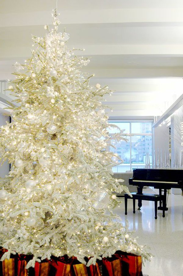 prachtvoller-weihnachtsbaum-künstlich-weiß-golden