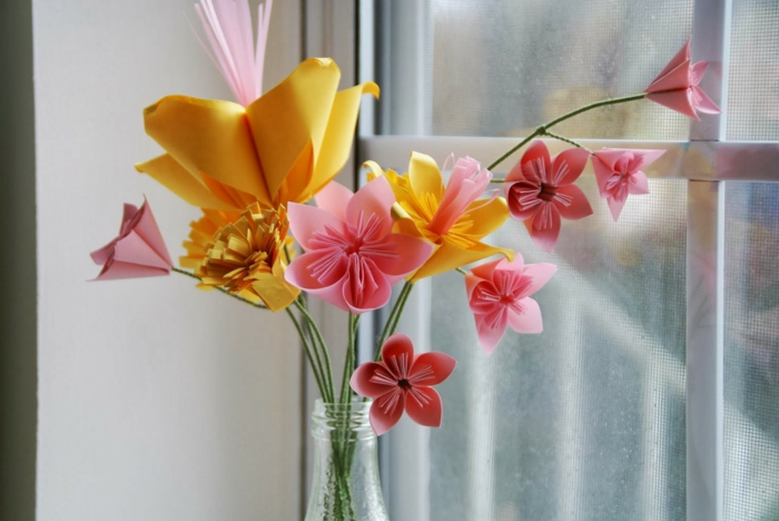 rosa-gelbe-origami-blumen-Strauß-Vase
