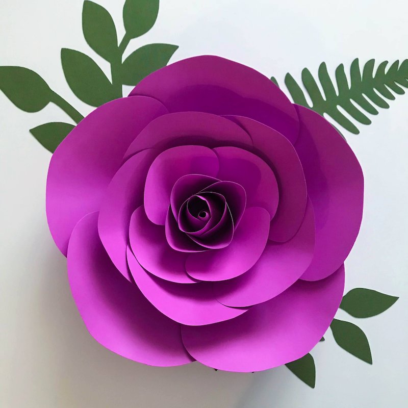 rose aus papier basteln vorlage große lila rose mit blättern