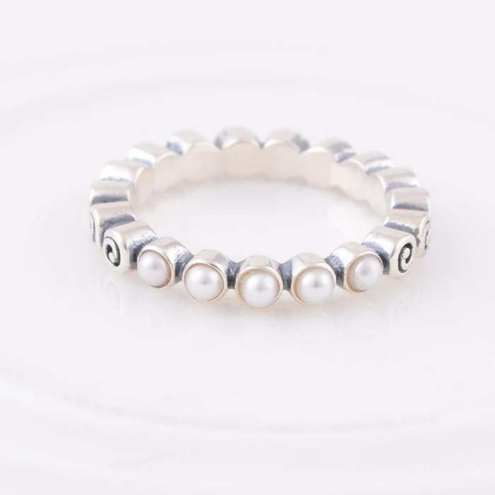 runder-Silberring-Pandora-Kollektion-kleine-Perlen