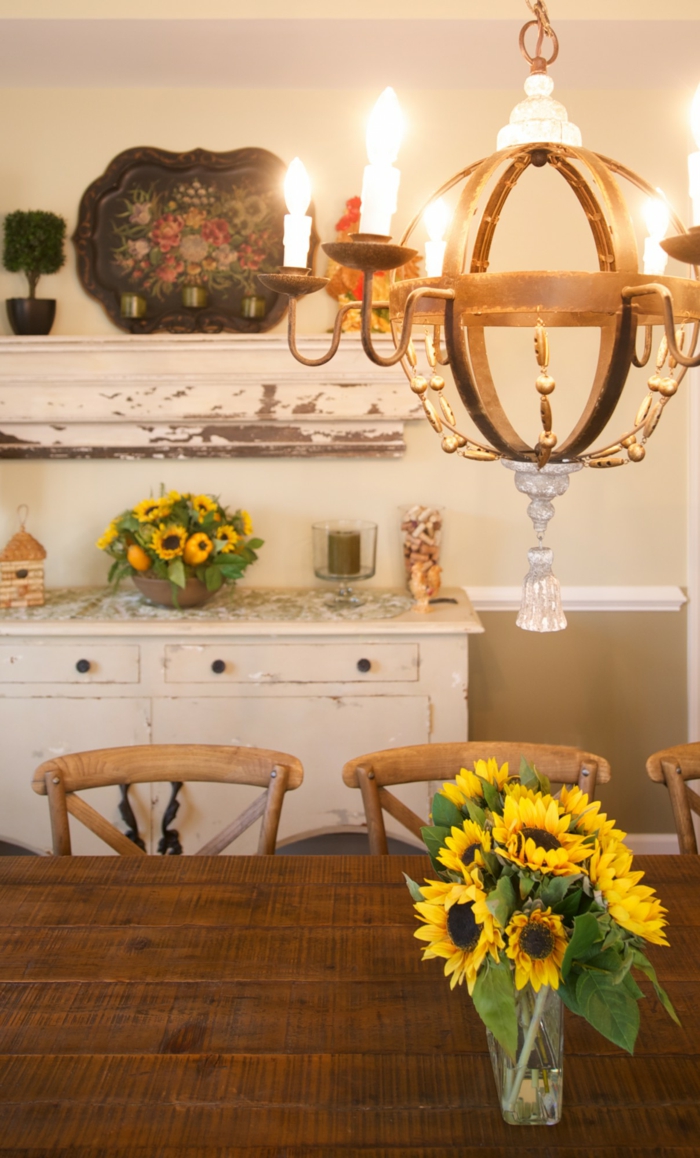 rustikales-Interieur-vintage-Kronleuchter-weiße-Küchenschrank-Sonnenblumen
