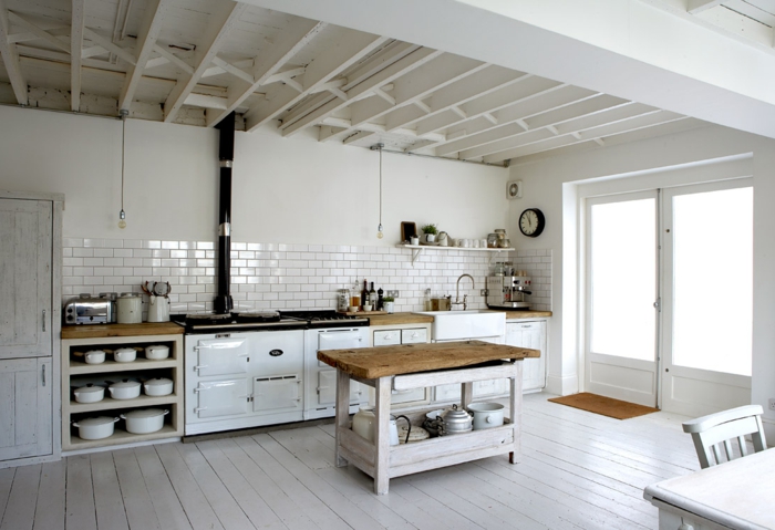räumliche-Küche-Kochinsel-weißes-Interieur-modern-rustikal-Landhausstil
