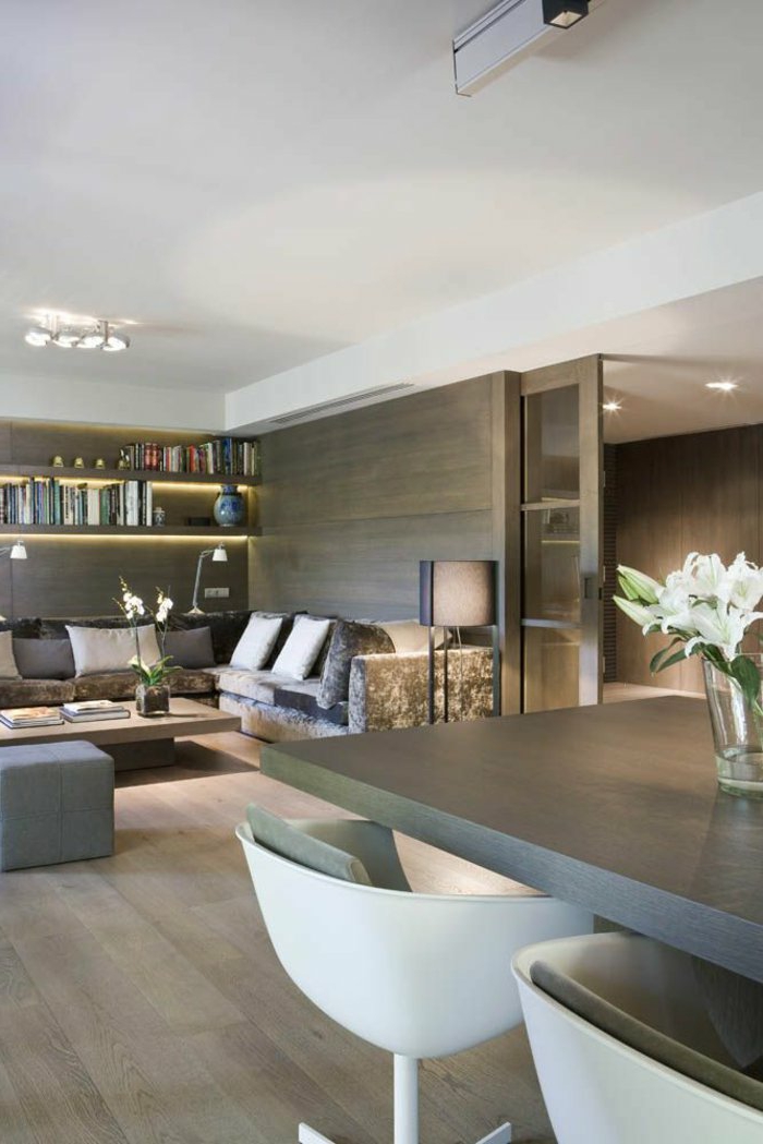 räumliches-Wohnzimmer-moderne-Möbel-bequemes-Sofa-Bücherregale-Blumen-Schiebetür-Holz-Glas