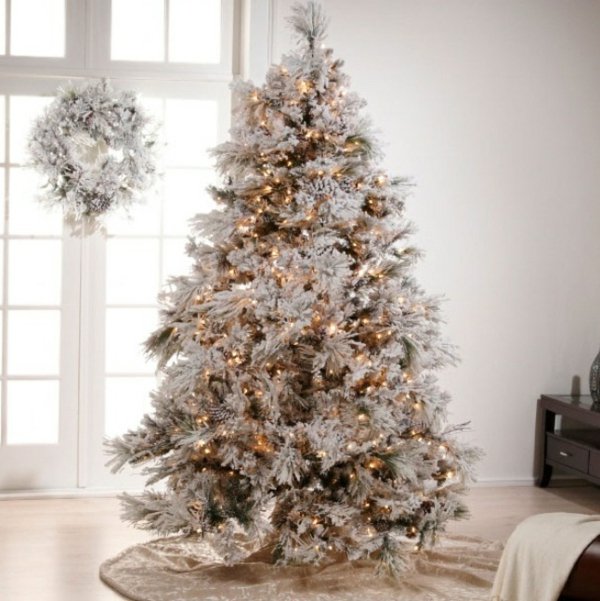 schlichte-Weihnachtsdekoration-Kranz-künstlicher-tannenbaum