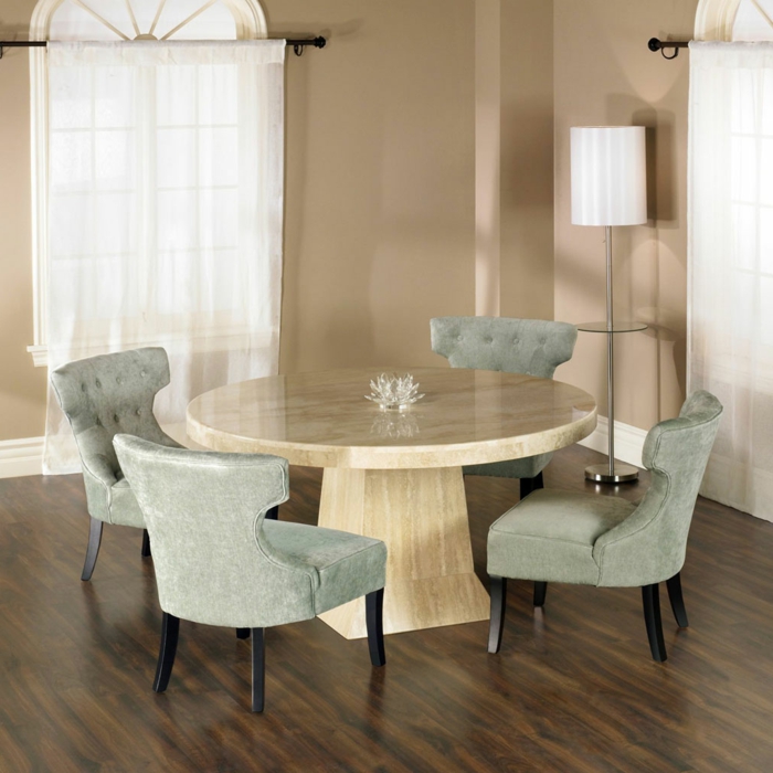 schlichtes-Interieur-runder-Tisch-Samt-Sessel-olivengrün