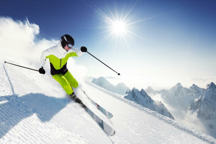 schneehöhen-ein-man-fährt-ski
