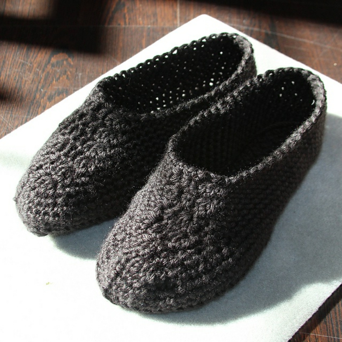 schwarze-gestrickte-Hausschuhe-Herren-handgemacht-Crochet-Modell
