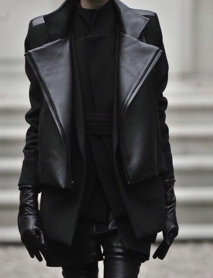 schwarzer-Mantel-Leder-Elemente-Leggings-Handschuhe-Leder-extravaganter-Outfit