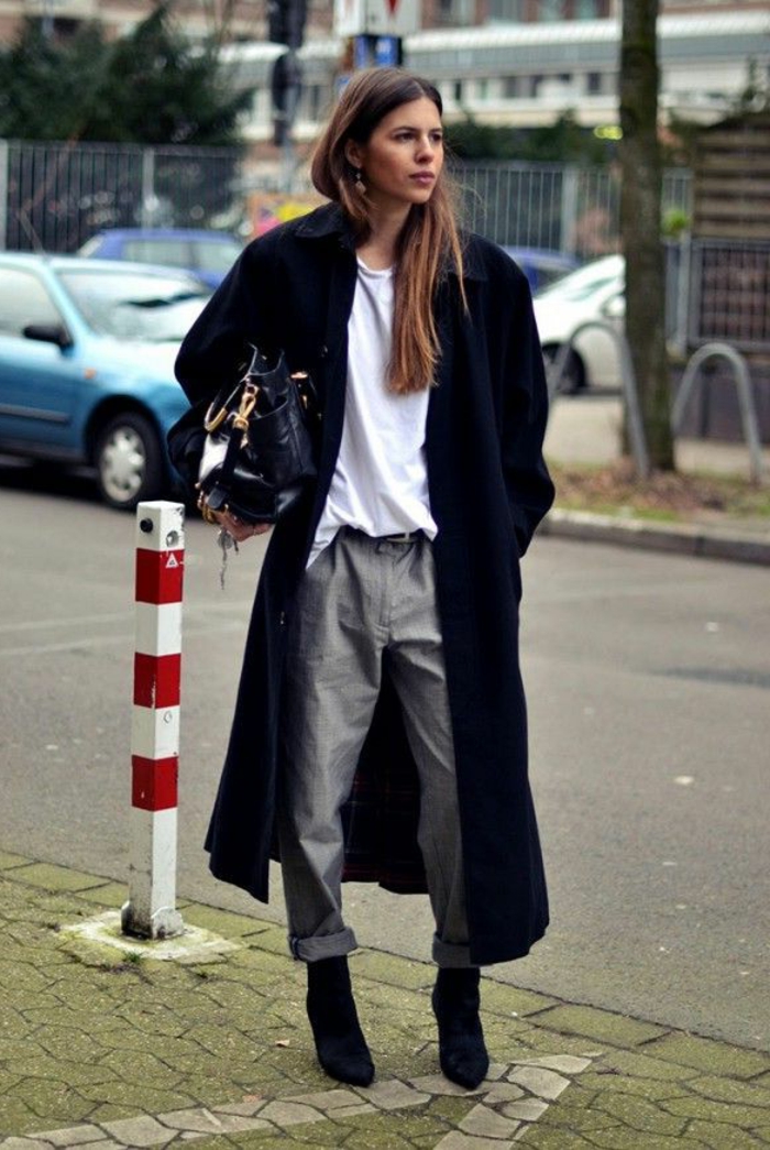 schwarzer-maxi-Mantel-Damen-Boyfriend-Jeans-grau-extravaganter-Outfit