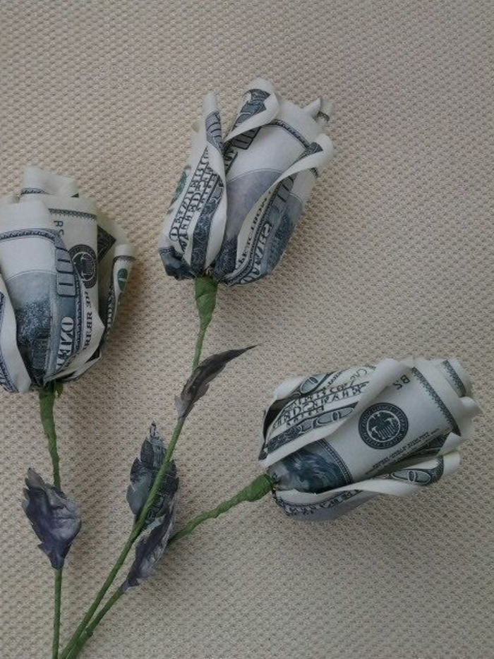 schöne-Papierblumen-Rosen-Dollars-Geld-Origami-Kunst