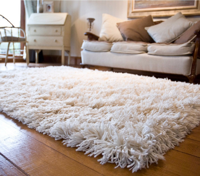 shaggy-teppich-weißes-sofa-und-moderner-teppich
