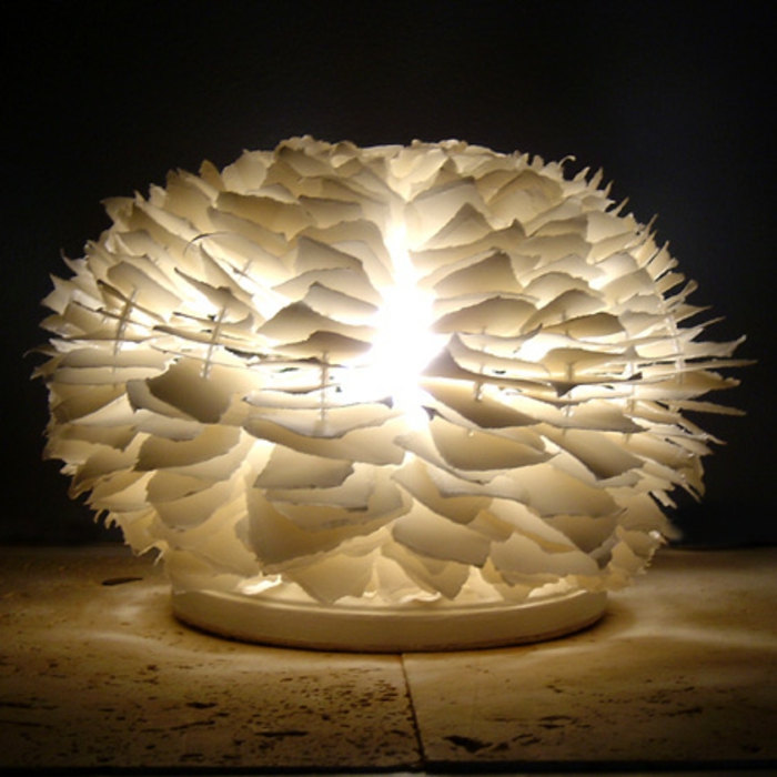 stehlampe-aus-papier-elegante-gestaltung