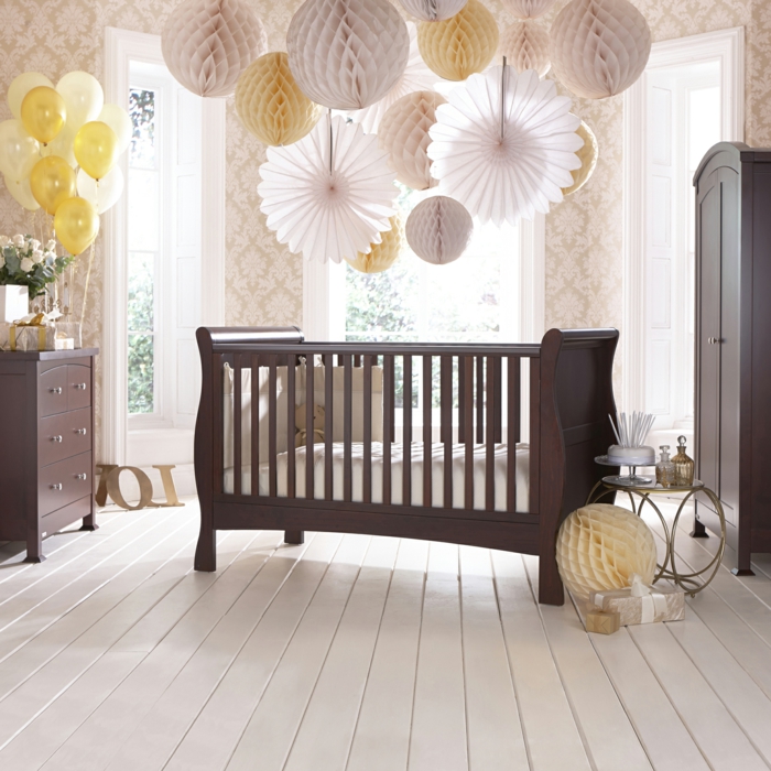stilvolles-Kinderzimmer-Babybett-Kleiderschrank-Kommode-Holz-elegantes-Interieur-weiße-Rosen-Ballone-Papierleuchten-extravagant-herrlich