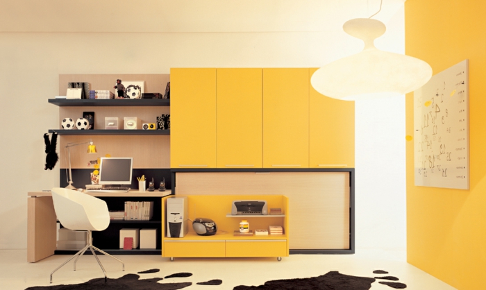 stilvolles-Kinderzimmer-für-Jungen-gelb-schwarz-Schränke-Schreibtisch-weißer-Designer-Stuhl-moderne-Leselampe-Fußbälle-Computer-extravagante-Leuchte-gelbe-Wand