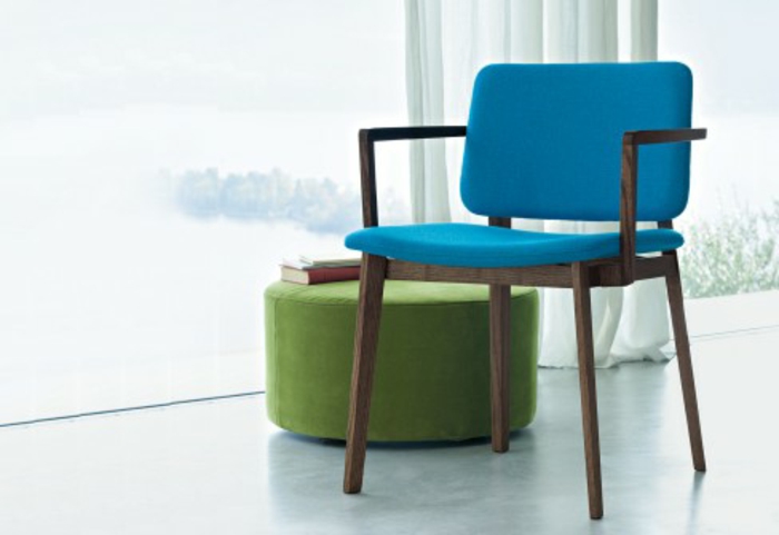 stühle-mit-ablehne-blaues-modell-neben-einem-grünen-hocker