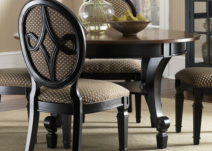 super-elegante-Möbel-runder-Tisch-Stühle-Textil-fein-exquisit