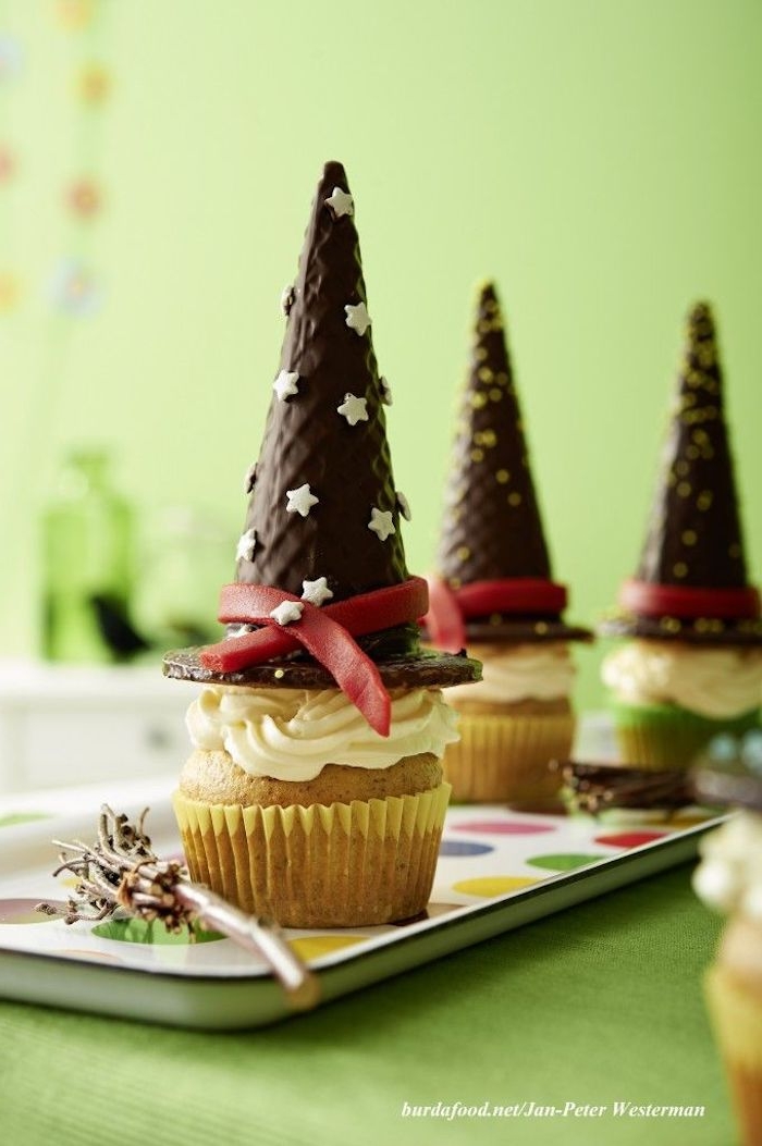 süße muffins halloween party essen kinder hexenhut cupcake schokolade weißer zuckerguss kreative backideen