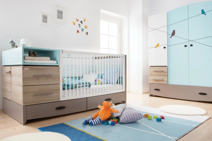 süß-ausgestattetes-Kinderzimmer-blauer-Schrank-Vögel-Zeichnungen-Babybett-