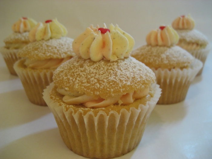 süße-Cupcakes-Vanille-Erdbeeren-perfekte-Kombination