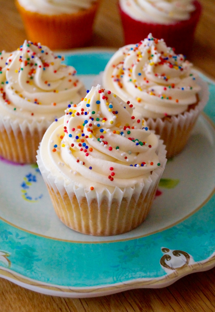 süße-Cupcakes-Vanille-Sprinkles