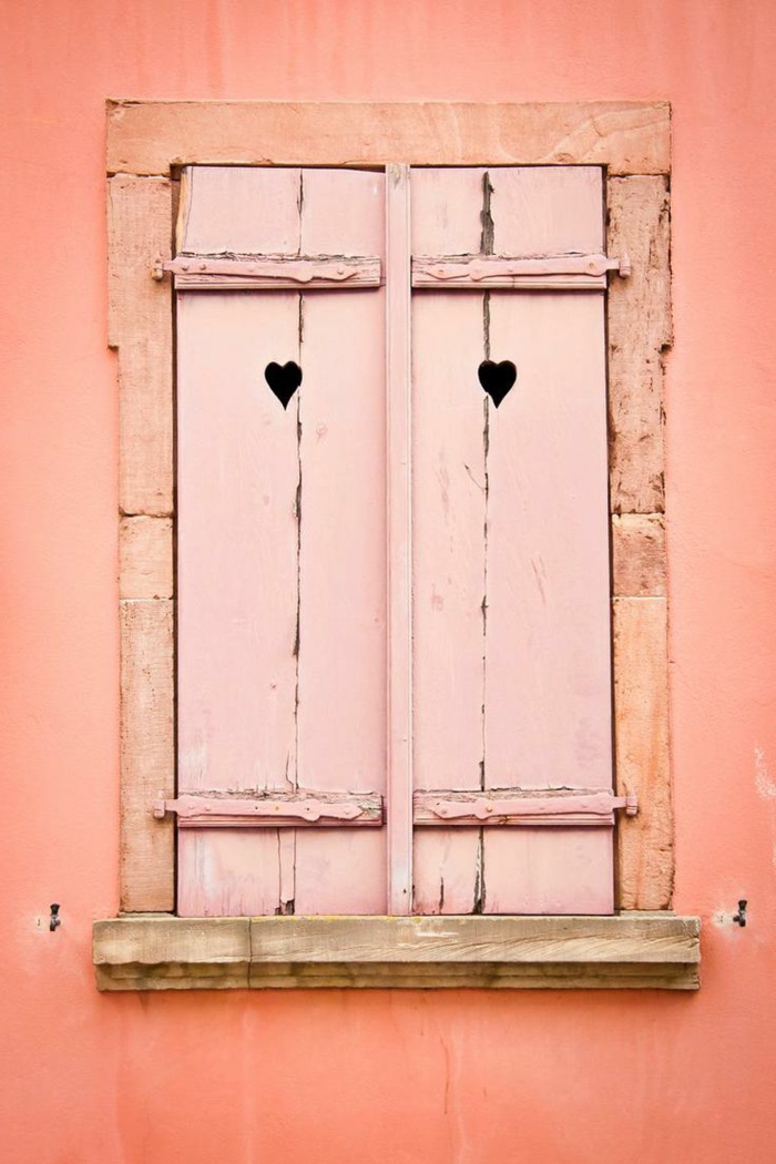 süßer-Fensterladen-pink-Herzen-Dekoration