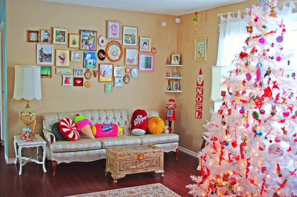 süße-kokette-Weihnachtsdekoration-weihnachtsbaum-künstlich-weiss-bunter-Schmuck