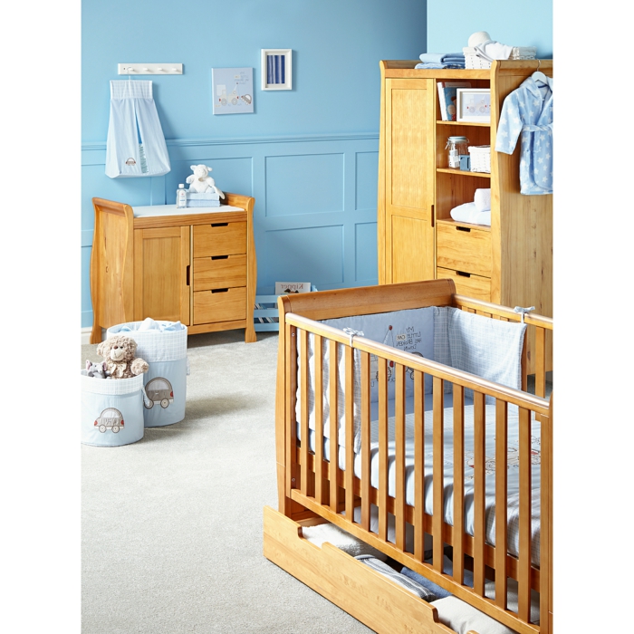 süßes-Kinderzimmer-für-Jungen-blaue-Wände-hölzerne-Möbel-Babybett-Schrank-einfaches-Design-Kommode-Spielzeuge