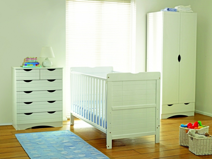 süßes-Kinderzimmer-grüne-Möbel-Rattankörbe-Plüschtiere-blauer-Teppich-Kommode-schmaler-Schrank-Babybett