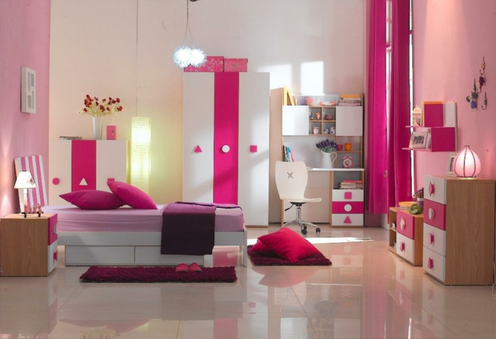 süßes-Kinderzimmer-rosa-weiß-Möbel-Set-Kliederschrank-Kommode-Schubladen-Vorhänge-Zyklamen-Farbe-rosa-Wände