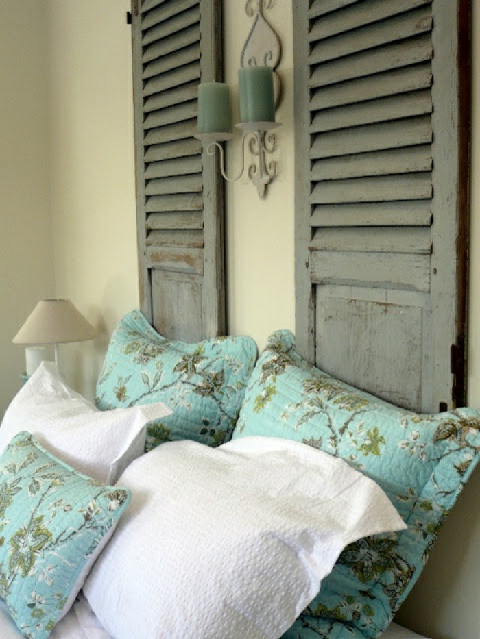 vintage-Schlafzimmer-Gestaltung-Kissen-türkis-Farbe-Kerzen-alte-dekorative-Fensterläden